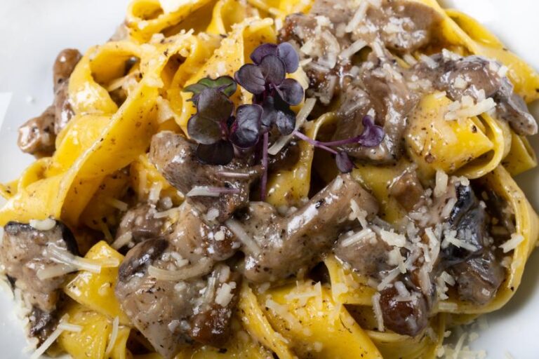 Pappardelle met truffel (tartufo) en funghi porcini