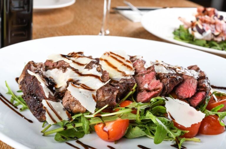 Tagliata di Manzo con rucola, grana padano e balsamico